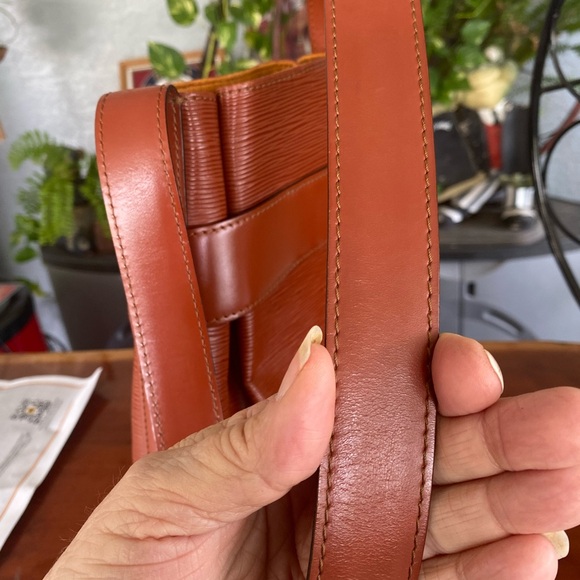 Louis Vuitton Kenyan Fawn EPI Leather Sac D’Epaule PM Bag - Picture 15 of 16